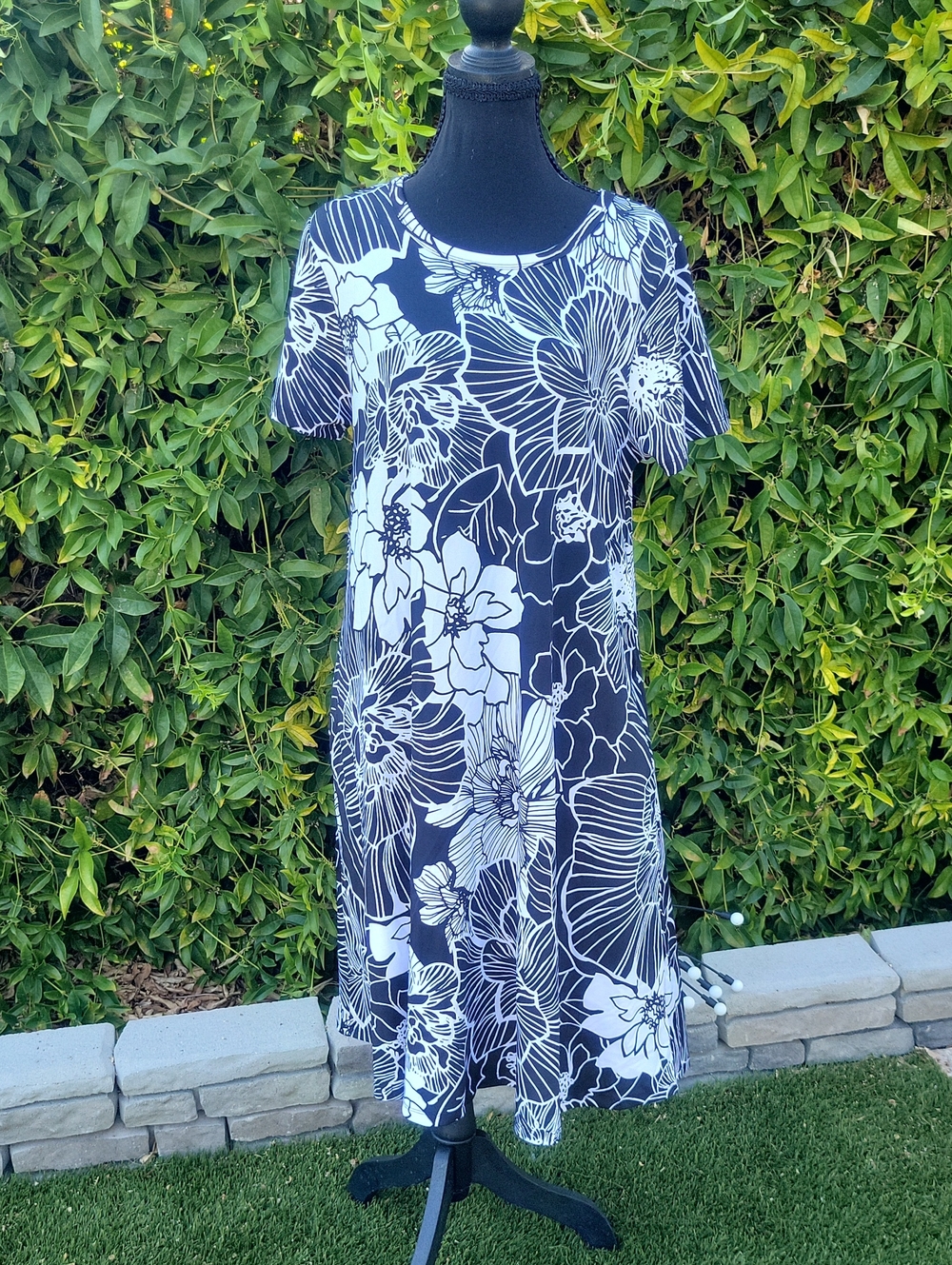 Women’s Black & White Floral Short-Sleeve Dress With Pockets